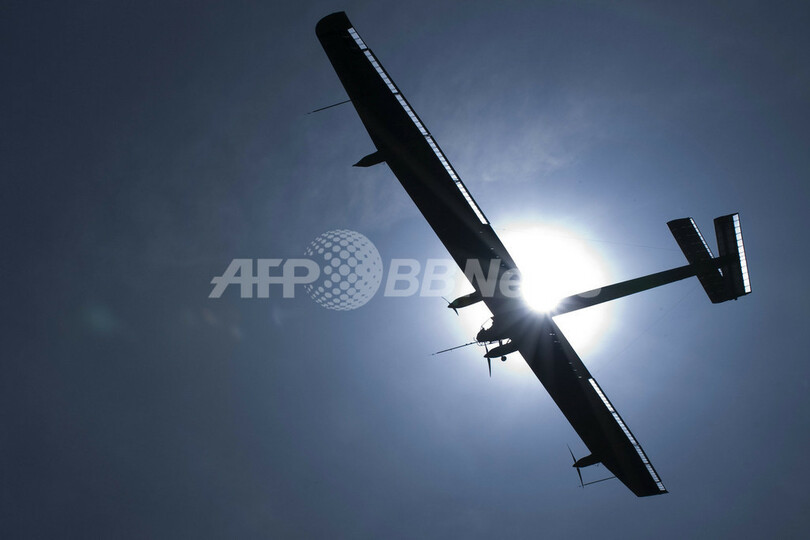スイスのソーラー飛行機、高度1200メートル達成 世界一周に弾み