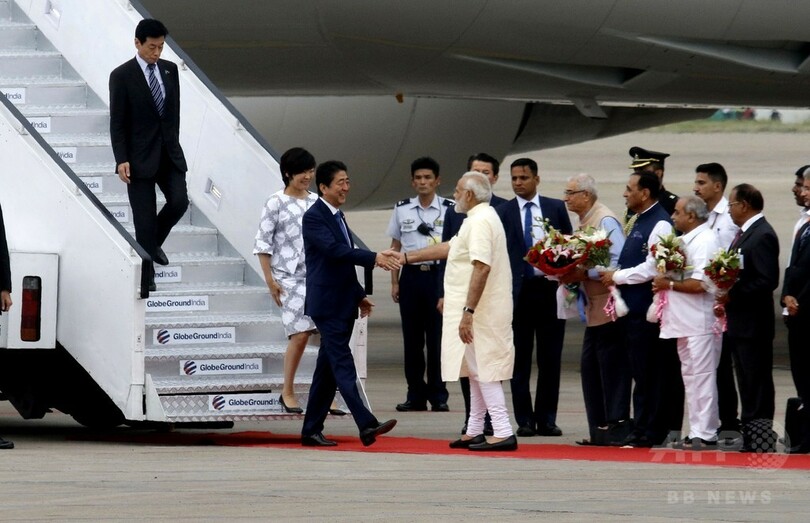 安倍首相、インドに到着 高速鉄道の起工式に出席へ