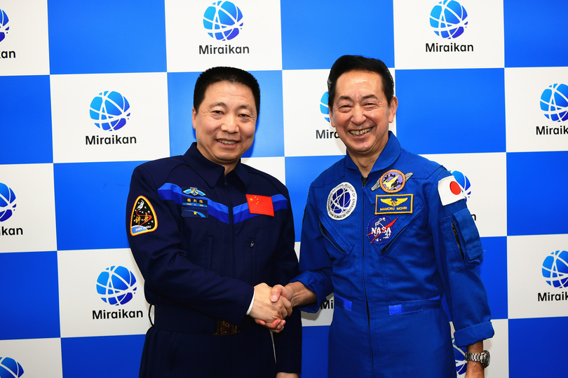 中日両国の宇宙飛行士 楊利偉氏と毛利衛氏が都内で対談 写真3枚 国際ニュース Afpbb News