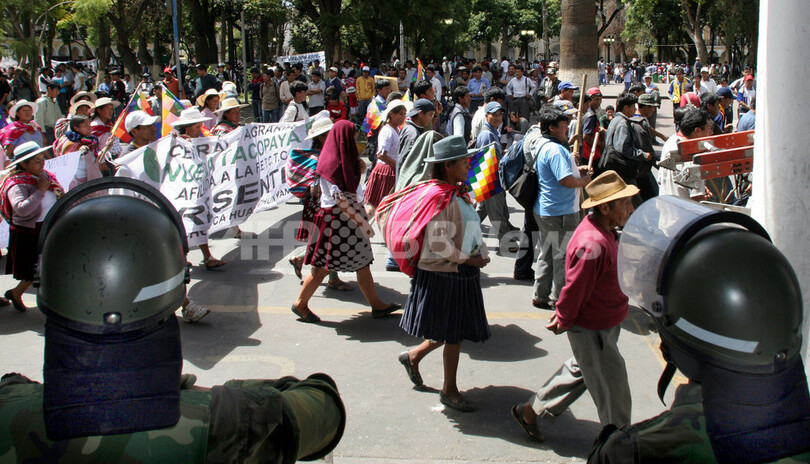 混乱のコチャバンバ県、大統領支持派は県知事辞任を依然要求 - ボリビア