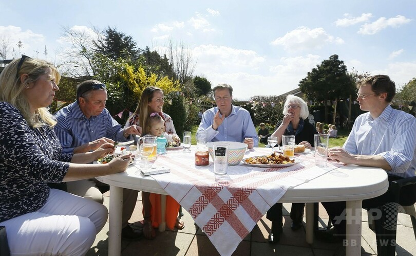 ナイフとフォークでホットドッグ、英首相が冗談の種に