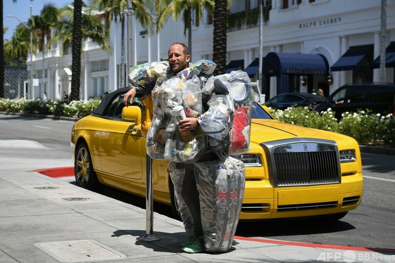 1か月分のごみを着込み、大量消費社会に警鐘 米環境活動家