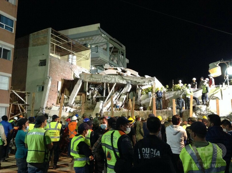 メキシコ地震、小学校で懸命の捜索も難航 死者230人に
