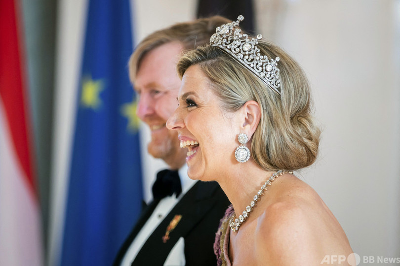 ドイツを公式訪問のオランダ王妃、華麗な帽子姿