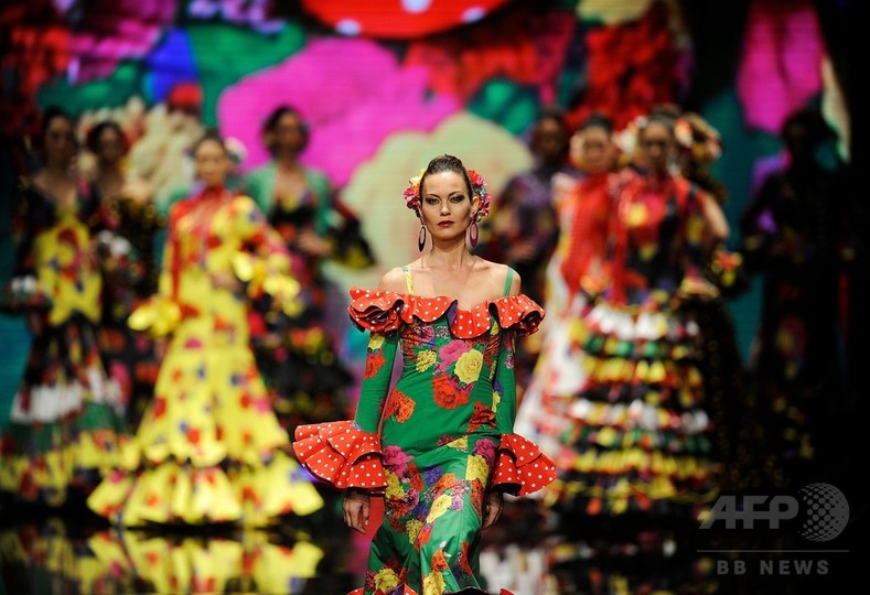 華やかなフラメンコドレスを発表、スペイン・セビリアでファッション 