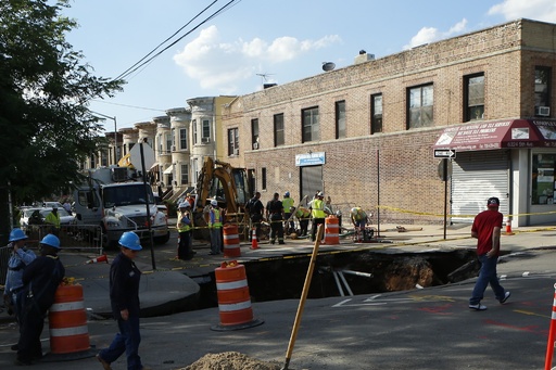 米ニューヨークに巨大なシンクホール 道路呑み込む 写真7枚 国際ニュース Afpbb News