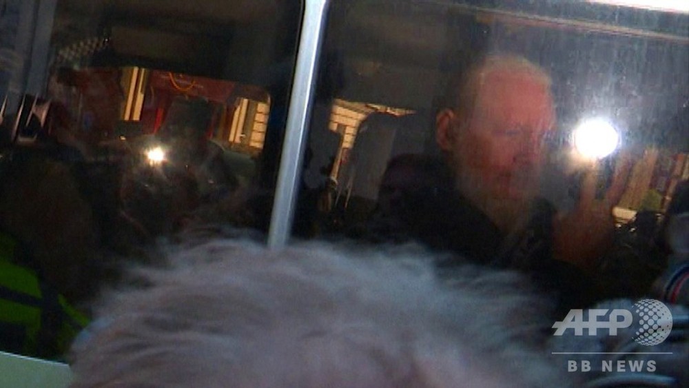 動画:英、アサンジ容疑者を逮捕 米国が引き渡し要請 裁判所移送時の映像 写真1枚 国際ニュース:AFPBB News