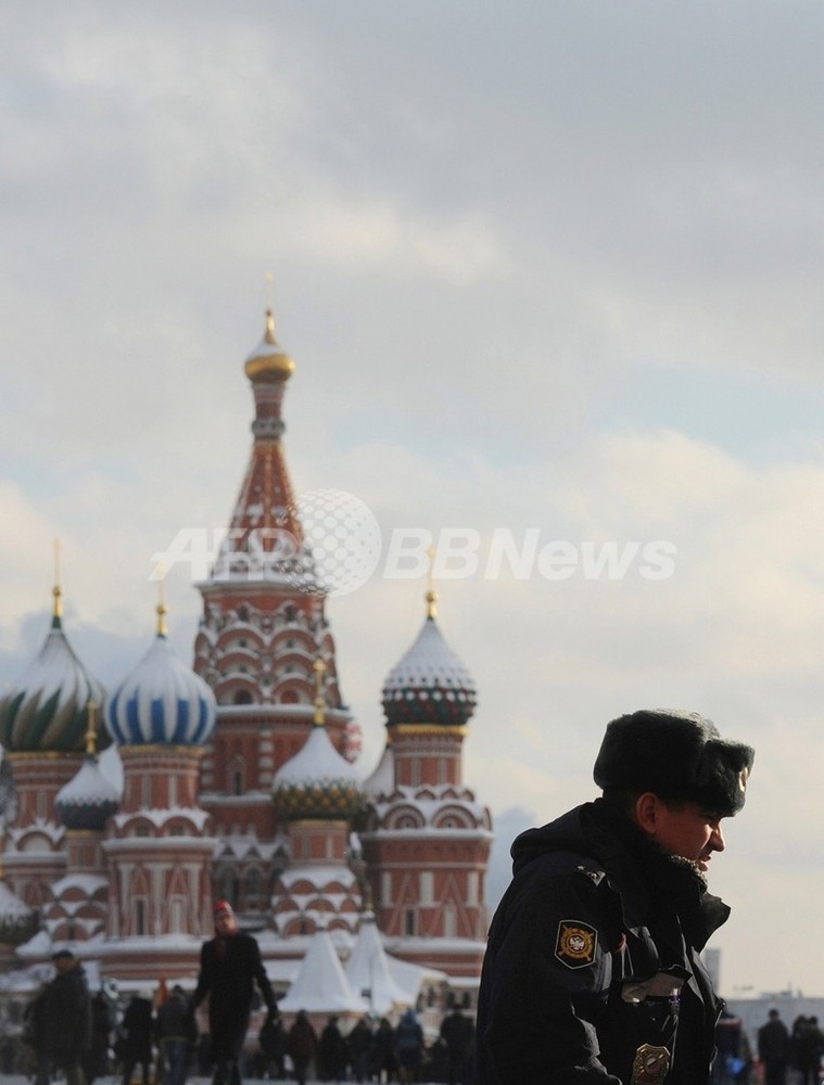 女性警官に キスの嵐 ロシア新警察法施行でアート集団 写真1枚 国際ニュース Afpbb News