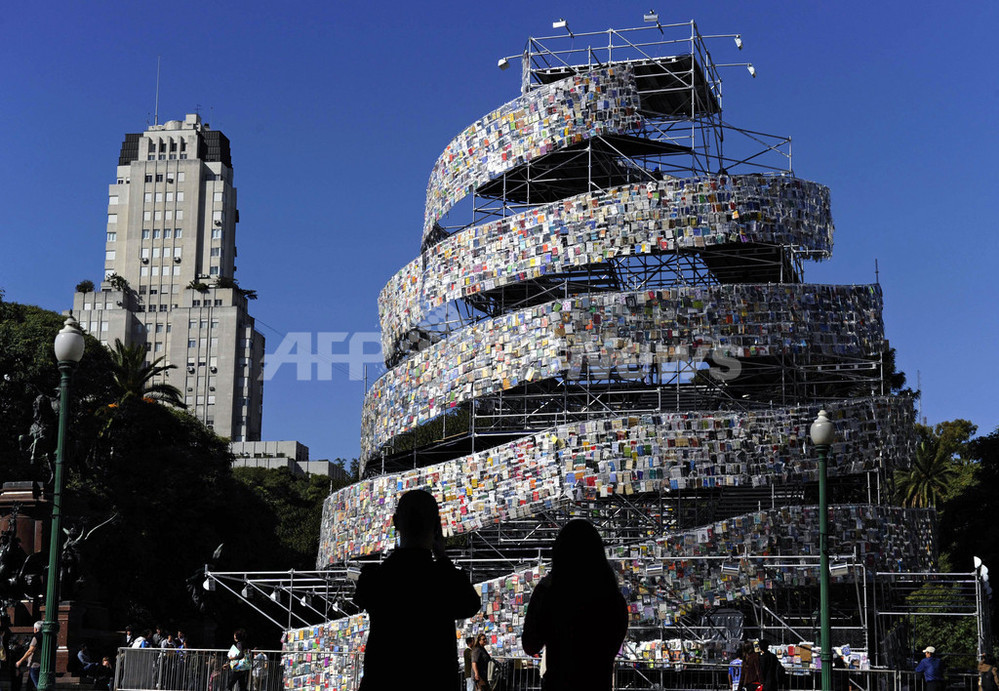天に届きそう？本で作った「バベルの塔」 写真8枚 国際ニュース：AFPBB