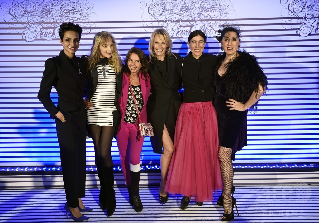 ゴルチエ回顧展、パリで開催 8月3日まで