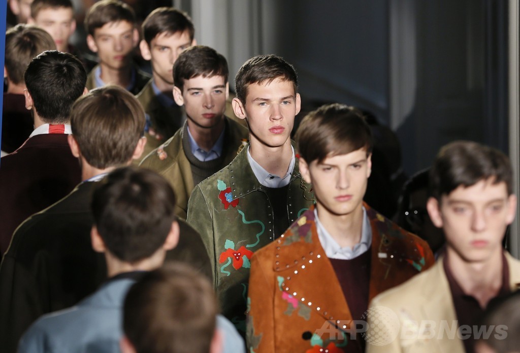 動植物を描いたシックなテキスタイルに注目、「ヴァレンティノ」15年春夏メンズ