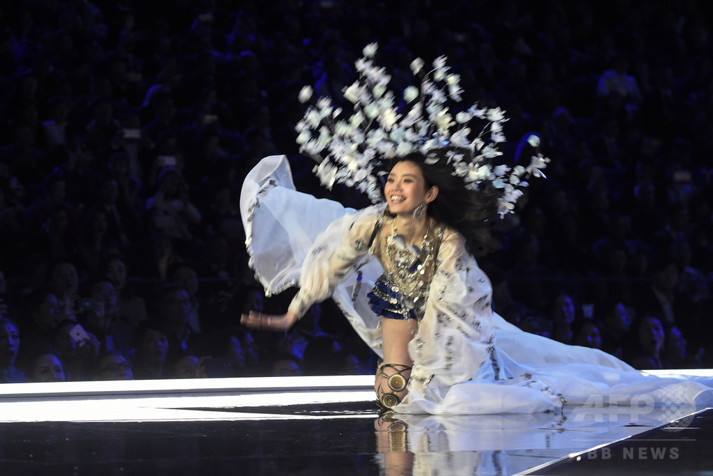 「ヴィクトリアズ・シークレット」のショーで中国人モデルが転ぶハプニング