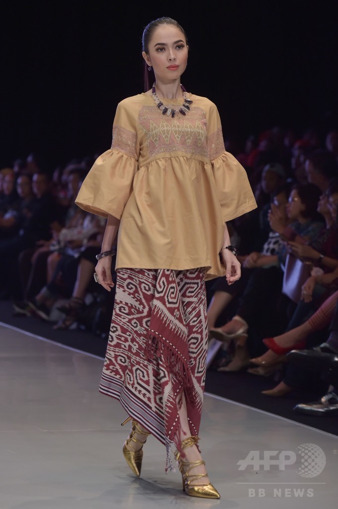 インドネシアでファッションショー、地元デザイナーらが新作発表