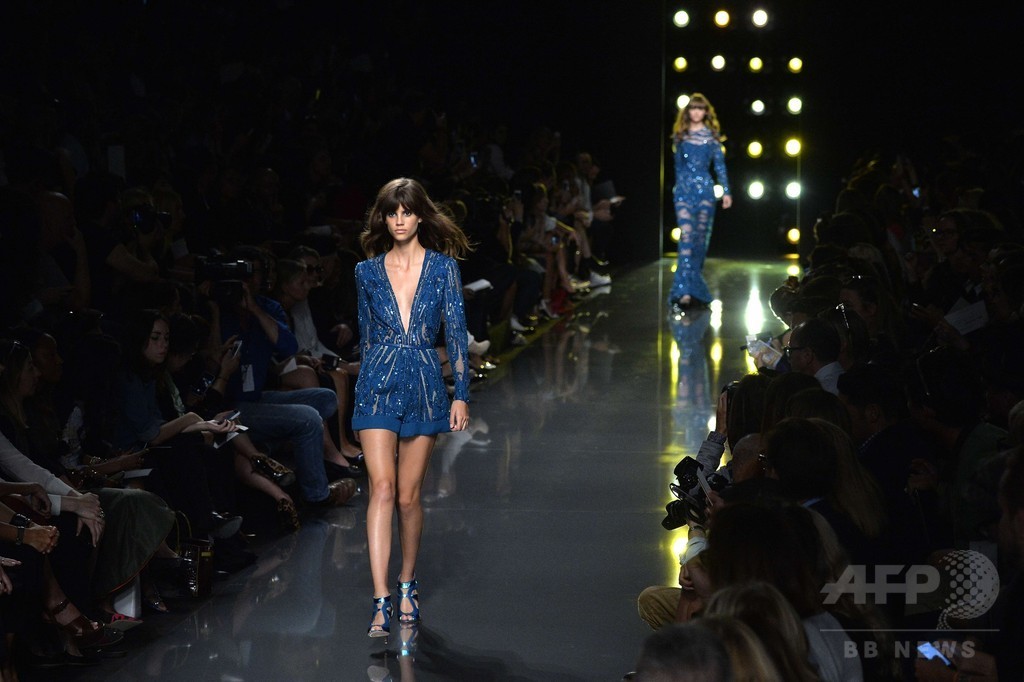 深い海の底への誘い、「エリー・サーブ」15年春夏