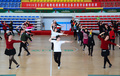 中国・河南省にある体育館で、政府考案の「12パターン」の広場ダンスを披露する愛好家たち（2016年4月1日撮影、資料写真)。(c)CNS/王双正