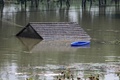 中国東部・江蘇省鎮江で、長江沿いにある浸水した建物（2020年7月20日撮影）。(c)STR / AFP