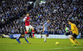 イングランド、FAカップ2012-13（FA Cup 2012-13）は27日、4回戦が各地で行われ、アーセナル（Arsenal）が3-2でブライトン・アンド・ホーヴ・アルビオンFC（Brighton &amp; Hove Albion FC）を下し、5回戦に進出した。

後半17分にゴールを決めるブライトン・アンド・ホーヴ・アルビオンFCのレオナルド・ウジョア（Leonardo Ulloa、左、2013年1月26日撮影）。(c)AFP/GLYN KIRK