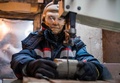 ロシアのシベリア東部ヤクーツクのメルニコフ永久凍土研究所で、実験中の科学者（2018年11月26日撮影）。(c)Mladen ANTONOV / AFP