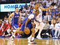 13-14NBAプレーオフ・ウエスタンカンファレンス準決勝（7回戦制）、オクラホマシティ・サンダー（Oklahoma City Thunder）対ロサンゼルス・クリッパーズ（Los Angeles Clippers）第2戦。オクラホマシティ・サンダーのタボー・セフォロシャ（Thabo Sefolosha、右）をかわしてボールを運ぶロサンゼルス・クリッパーズのクリス・ポール（Chris Paul、2014年5月7日撮影）。(c)AFP/Getty Images/Ronald Martinez