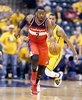13-14NBAプレーオフ・イースタンカンファレンス準決勝（7回戦制）、インディアナ・ペイサーズ（Indiana Pacers）対ワシントン・ウィザーズ（Washington Wizards）第1戦。ドリブルでボールを運ぶワシントン・ウィザーズのジョン・ウォール（John Wall、2014年5月5日撮影）。(c)AFP/Getty Images/Andy Lyons
