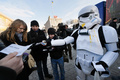 ウクライナの首都キエフ（Kiev）の独立広場に20日、人気映画『スター・ウォーズ（Star Wars）』シリーズに登場する悪役ダース・ベイダー（Darth Vader）が帝国軍兵士ストームトルーパーを伴って現れ、道行く人々に翌21日の「世界終末の日」から逃れられる「宇宙船の乗船チケット」を、缶詰やマッチ、コンドーム、トイレットペーパー、せっけん、電球などと一緒に配った。

このダースベイダーたち、実は同国の政党「ウクライナ・インターネット党（Ukrainian Internet Party）」の活動家。同党では何らかのアピール行動を起こす際、ダースベイダーやストームトルーパーの格好をするのが恒例となっている。

5000年以上続いてきた古代マヤ文明の「長期暦」が21日に区切りを迎えるにあたり、世界各地では「世界が滅亡する」と信じる一部の人々が話題となっている（2012年12月20日撮影）。(c)AFP/SERGEI SUPINSKY