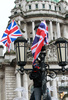 英国・北アイルランドの首府ベルファスト（Belfast）の市議会前で、市庁舎での英国旗の常時掲揚中止に抗議する英統治存続派のプロテスタント系住民（ロイヤリスト）たち（2012年12月8日撮影）。(c)AFP/PETER MUHLY