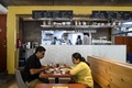 インド・ニューデリー郊外グルガオンのCoCo壱番屋で食事をする客（2020年8月26日撮影）。(c)SAJJAD  HUSSAIN / AFP