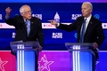 米サウスカロライナ州チャールストンで行われた民主党候補者討論会に参加するバーニー・サンダース氏（左）とジョー・バイデン氏（2020年2月25日撮影）。(c)JIM WATSON / AFP