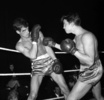 ボクシングの試合に臨む仏俳優ジャン＝ポール・ベルモンドさん（左、1960年撮影）。(c)AFP