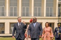 コンゴ民主共和国の首都キンシャサに到着した同国のフェリックス・チセケディ大統領（手前右）とベルギーのフィリップ国王 （手前左、2022年6月8日撮影）。(c)Arsene Mpiana / AFP