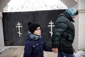 モスクワ南方セルプホフにあるロシア正教会のウウェデンスキー・ウラディチヌイ修道院で、保護者に手を引かれて下校する付属神学校の生徒（2021年12月13日撮影）。(c)Dimitar DILKOFF / AFP