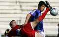 写真は、シリアのDFとボールを競る日本の平山相太（%%Sota Hirayama%%、右）。(c)AFP/HO/WORLD SPORT GROUP