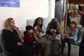 イスラエル軍の攻撃で負傷し、病院に来たパレスチナ人の家族。パレスチナ自治区ガザ地区南部ラファで（2023年10月12日撮影）。(c)SAID KHATIB / AFP