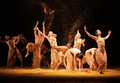 台湾のダンスカンパニー、クラウド・ゲート・ダンスシアター（Cloud Gate Dance Theatre、雲門舞集）の公演「Vagrants（放浪者たち）」が1日、北京（Beijing）の中国国家大劇院（National Grand Theatre）で始まった。

台湾から持ち込んだ3トンの米粒を使った舞台で、チケットが売り切れるほどの盛況ぶりになっている（2011年4月1日撮影）。(c)AFP/GOU YIGE