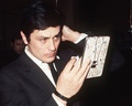 手鏡をのぞく仏俳優アラン・ドロン（1970年2月撮影）。(c)AFP