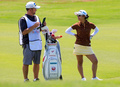 女子ゴルフ、ピュアシルクバハマLPGAクラシック（Pure Silk-Bahamas LPGA Classic 2013）は24日、オーシャンクラブGC（Ocean Club Golf Course）で開幕し、宮里藍（Ai Miyazato）は2アンダーで暫定38位タイにつけた。

8番ホールのフェアウェーでキャディーと待機する宮里藍（Ai Miyazato、2013年5月24日撮影）。(c)AFP/Getty Images/Sam Greenwood