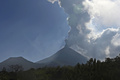 噴火するグアテマラのパカヤ山（2021年2月9日撮影）。(c)Johan ORDONEZ / AFP