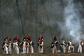 フランス皇帝ナポレオン（Napoleon）の遠征軍と帝政ロシア軍が激戦を繰り広げた1812年の「ボロジノの戦い」から今年で200年となることを記念し、モスクワ（Moscow）西方のボロジノ（Borodino）で2日、戦いを再現するイベントが行われた。

　当時の軍服や刀剣などを用いて戦いを忠実に再現したイベントには、ロシア政府が110万ドル（約8700万円）を出資。フランス側1550人、ロシア側1450人の兵士を演じる計3000人が参加。ジスカール・デスタン（Giscard d&apos;Estaing）仏元大統領と、ウラジーミル・プーチン（Vladimir Putin）露大統領も「観戦」に訪れた。これに先立ち、プーチン大統領の補佐官は「ボロジノの戦い」再現イベントを「若者の愛国教育」を広めるために活用したいと述べた。

　1812年9月7日の「ボロジノの戦い」は合戦では勝利しながら、戦争には負けた戦将の際立った例だ。

　ボロジノでは2万人のナポレオン軍が激戦の末に、兵力の多い4万5000人の露軍を破った。しかし痛手が大きかったため、ナポレオンはモスクワに進軍を開始する前に回復期間を置くことにした。この時にナポレオンはおそらく、敵方のクトゥーゾフ将軍が戦闘の翌日に一時撤退したことを知らなかったとされる。この休息の決断が、ナポレオンにとって致命的な誤算だった。

　帝政ロシア軍は兵力の半分を失っていたが、近くの村落で体制を立て直す時間ができ、戦術を練った。ナポレオン軍が入城したモスクワは、市民は脱出しもぬけの殻で、そこに焦土戦術が追い打ちをかけた。士気を失ったナポレオン軍は退却を余儀なくされた（2012年9月2日撮影）。(c)AFP/Kirill Kudryavtsev