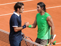全仏オープン・テニス2008・男子シングルスの決勝を終え、握手を交わすロジャー・フェデラーとラファエル・ナダル（右）。（2008年6月8日撮影）(c)AFP/PIERRE-FRANCK COLOMBIER