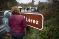 スペイン北西部ガリシア州セルデドコトバデで、バス転落事故があった現場付近に集まった住民（2022年12月25日撮影）。(c)Brais Lorenzo / AFP