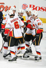 第3ピリオドのクレイグ・コンロイ（%%Craig Conroy%%）の得点に歓喜するフレームスの選手たち。(c)AFP/Getty Images Dale MacMillan