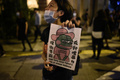 香港の「#MeToo」デモで、警察が女性の民主派デモ参加者らに性的暴行を加えたとされる事件に抗議する看板を掲げる参加者（2019年8月28日撮影）。(c)Lillian SUWANRUMPHA / AFP