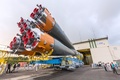 フランス領ギアナのクールーにある宇宙基地「ギアナ宇宙センター）」で、アセンブリー施設から発射台へと移されるソユーズロケット（2015年3月24日撮影）。(c)AFP/JODY AMIET