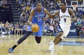 13-14NBAプレーオフ1回戦（7回戦制）、メンフィス・グリズリーズ（Memphis Grizzlies）対オクラホマシティ・サンダー（Oklahoma City Thunder）。メンフィス・グリズリーズのトニー・アレン（Tony Allen、右）をドリブルで抜くオクラホマシティ・サンダーのケビン・デュラント（Kevin Durant、2014年4月26日撮影）。(c)AFP/Getty Images/Andy Lyons