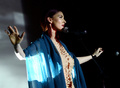米・カリフォルニア（California）州のハリウッド・フォーエバー墓地（Hollywood Forever Cemetery）で歌手クリスタ・ベル（Chrysta Bell）がパフォーマンスを披露した（2013年5月12日撮影）。(c)AFP/Getty Images/Kevin Winter