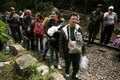 ペルーのマチュピチュ（Machu Picchu）遺跡に近いアグアスカリエンテス（Aguas Calientes）で救出のヘリを待つ外国人観光客ら（2010年1月28日撮影）。(c)AFP