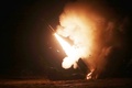 韓国で行われた米韓合同軍事演習で発射された、米国製の長距離地対地ミサイル「エータクムス」。韓国国防省提供（2022年10月5日撮影、資料写真）。(c)AFP PHOTO / South Korean Defence Ministry