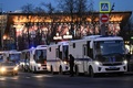 ロシアの首都モスクワで、無許可の反戦デモが予定されているプーシキン広場を封鎖する警察官（2022年2月24日撮影）。(c)Kirill KUDRYAVTSEV / AFP