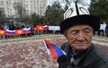 キルギスの首都ビシケクで行われたウクライナに侵攻したロシアを支持するデモの参加者（2022年3月22日撮影）。(c)VYACHESLAV OSELEDKO / AFP