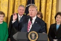 米ホワイトハウスで航空管制業務の民営化計画を発表したドナルド・トランプ大統領（2017年6月5日撮影）。(c)AFP/NICHOLAS KAMM